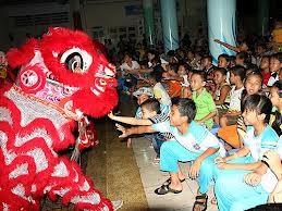 Mid autumn festival for children with difficulties - ảnh 1